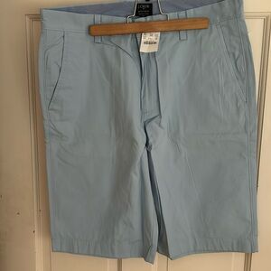 JCREW men’s “rivington” style 100% cotton 11” shorts in light blue.